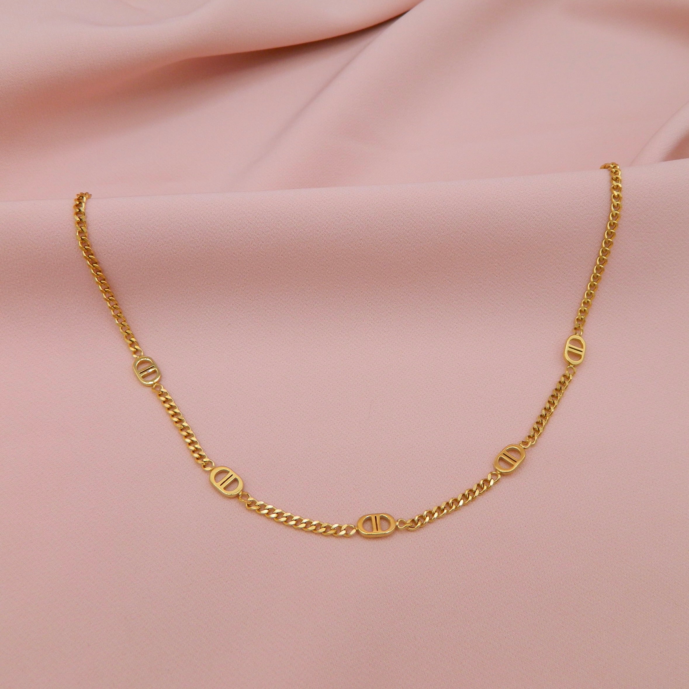 COLLIER - MOLLY
