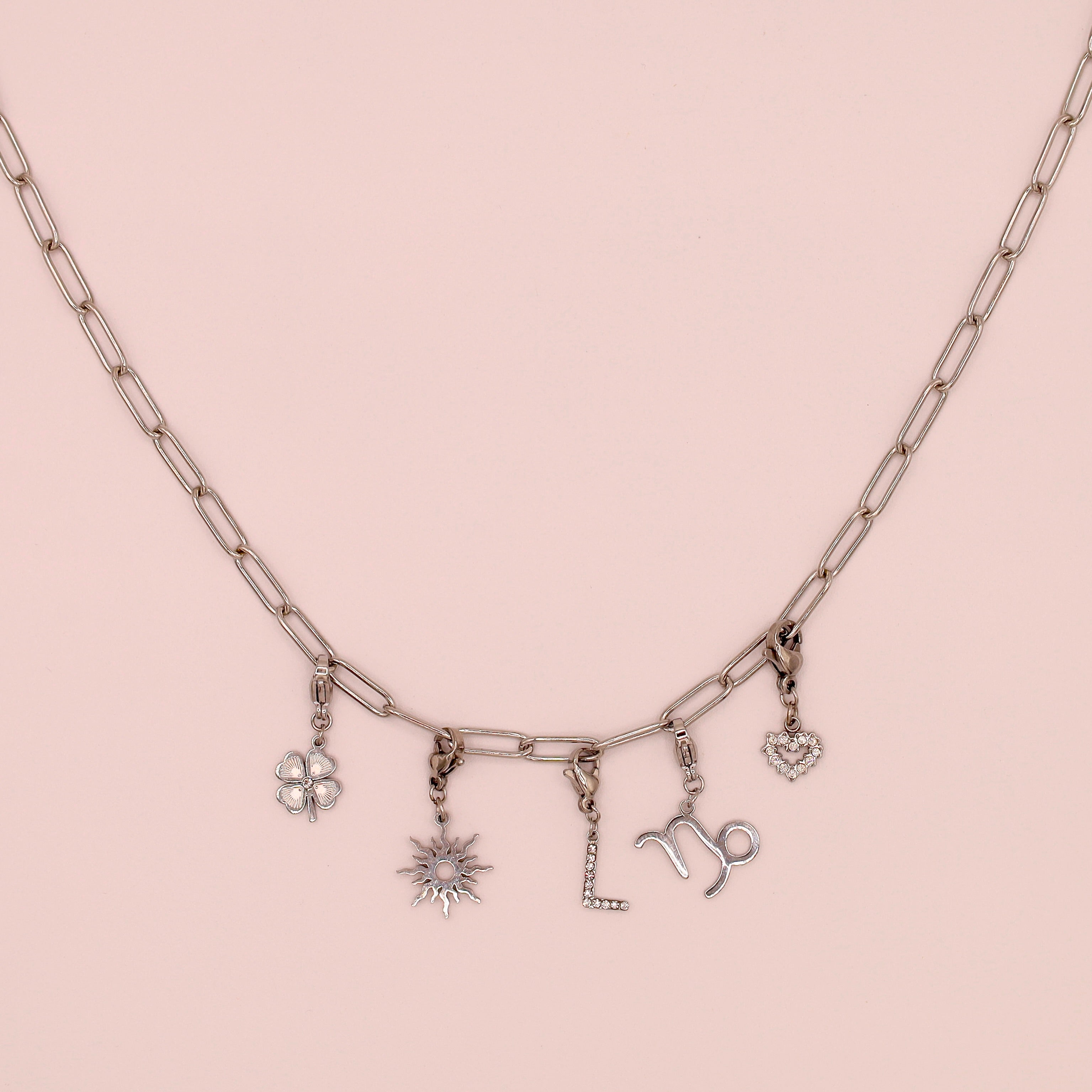 COLLIER - LAURA CHARMS